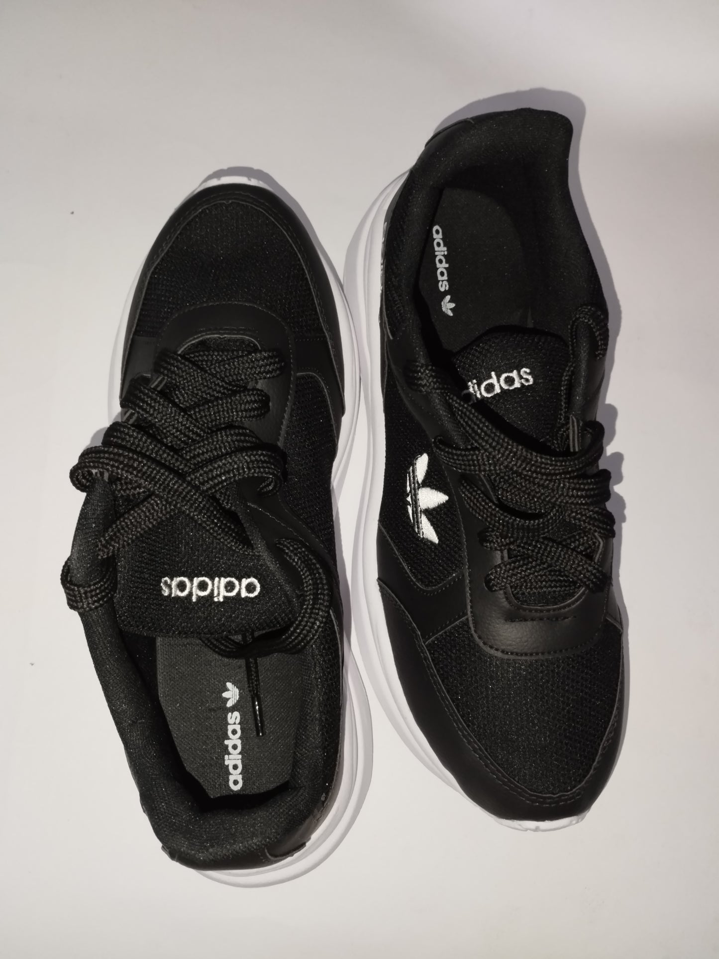 Tênis Adidas Casual – Leveza e Conforto em Cada Passo