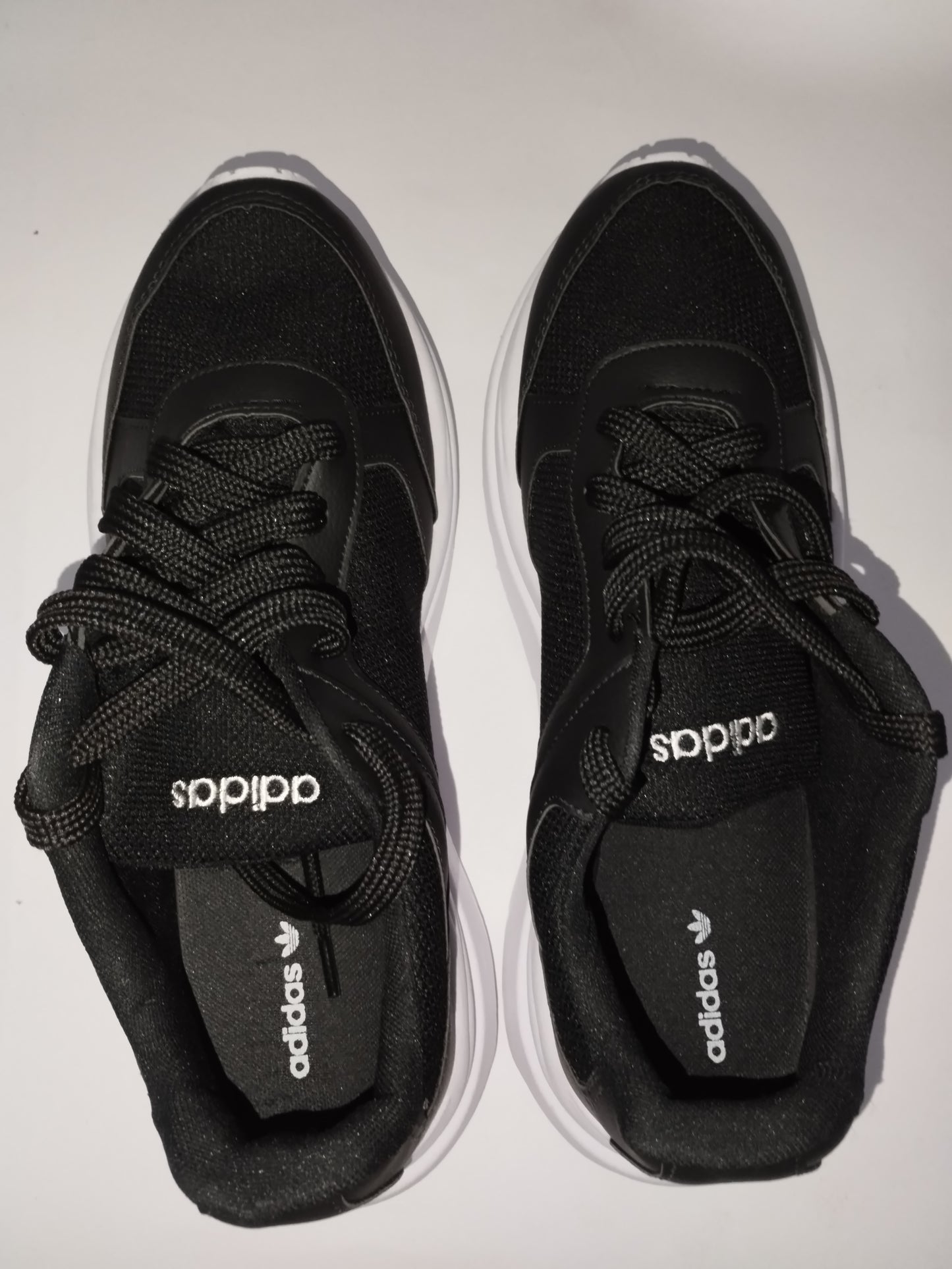 Tênis Adidas Casual – Leveza e Conforto em Cada Passo