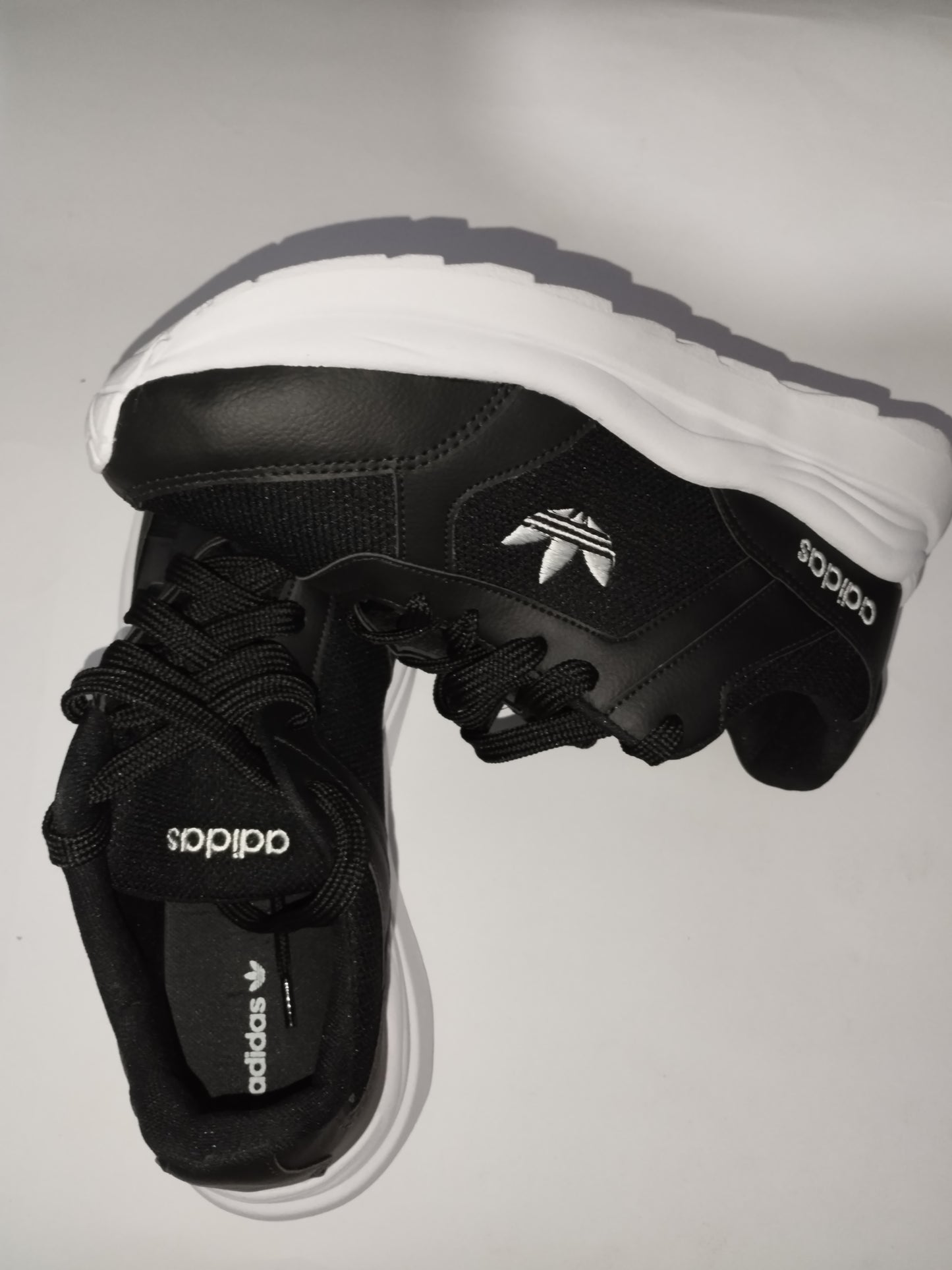 Tênis Adidas Casual – Leveza e Conforto em Cada Passo