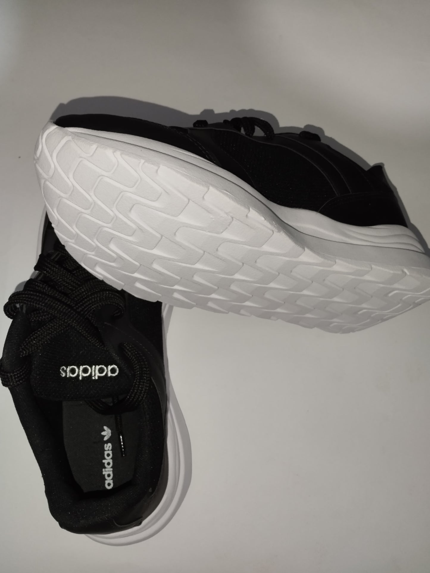 Tênis Adidas Casual – Leveza e Conforto em Cada Passo