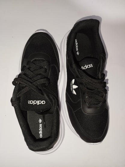Tênis Adidas Casual – Leveza e Conforto em Cada Passo